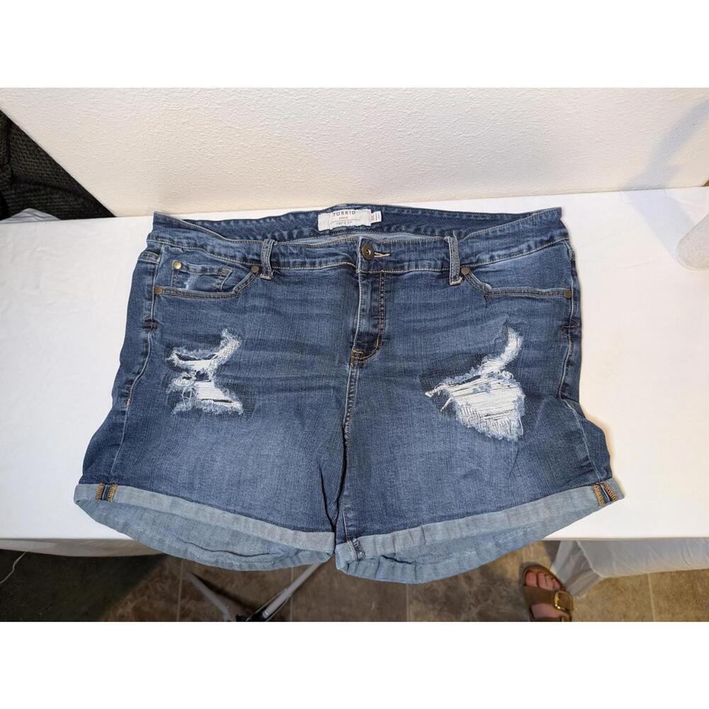 Torrid Women's Plus Size 20 Stylish Distressed Denim Shorts EUC